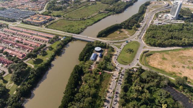 An aerial view of a main road going to the Kota Kinabalu City Centre.