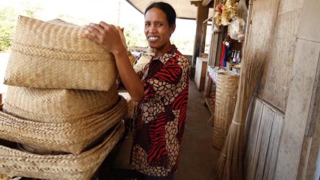 Basket vendor in Indonesia. Photo credit: Asian Development Bank.