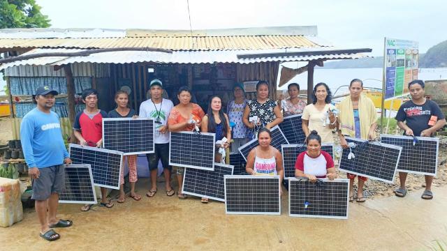 Target households in Surigao del Norte receive Solar Cloudgrid units. Photos courtesy of Light of Hope PH.