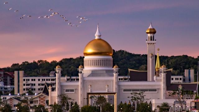Sultan Omar Ali Saifuddin Mosque in Bandar Seri Begawan. Photo courtesy of the Government of Brunei Darussalam.
