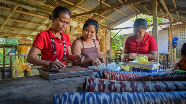 The T’nalak textile, a sacred art of the T’boli Dream Weavers in Lake Sebu, Mindanao, Philippines. Photo credit: Asian Development Bank.